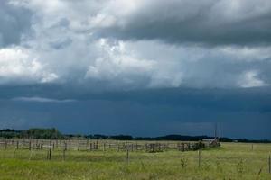 corral en bois avec des nuages d'orage qui approchent, saskatchewan, canada. photo