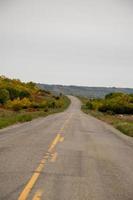 Couleurs d'automne le long de la chaussée dans la vallée de qu'appelle, saskatchewan, canada photo