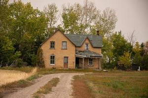 ferme abandonnée du début des années 1900 dans les prairies canadiennes photo