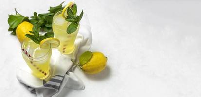 limonade fraîche ou cocktail mojito au citron, à la menthe et à la glace photo