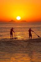 paddle surf au coucher du soleil