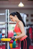 sport femme exerçant gym, centre de fitness photo