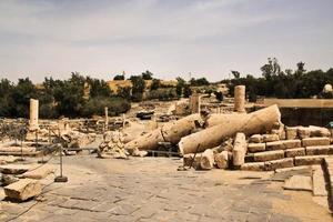 une vue de l'ancienne ville romaine de beit shean en israël photo