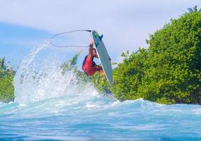 surfer sur une vague. île de Bali. Indonésie.