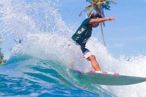 surfer sur une vague. île de Bali. Indonésie.