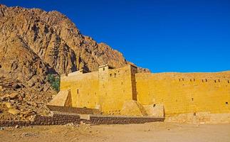 ancienne forteresse en brique dans le désert d'égypte cathédrale de st. Catherine photo