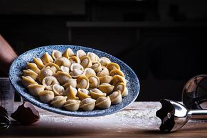 boulettes maison, pelmeni, raviolis. pelmenis russes crus. photo