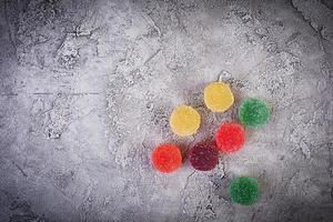 marmelade colorée sur fond gris. délicieuses boules de jujube. photo