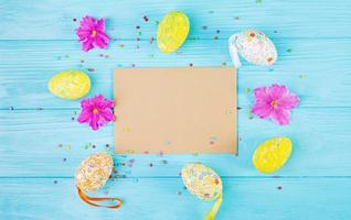 fond de pâques avec des fleurs et des oeufs de pâques. vue de dessus photo