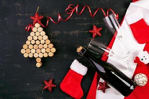 décoration du nouvel an avec sapin de noël en bouchons de vin et bouteille de champagne. fond de noël. vue de dessus. photo