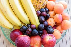 composition de fruits très colorée, vue de dessus. photo