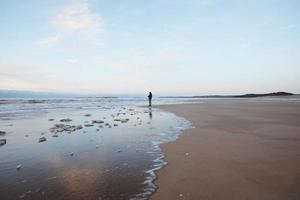 personne marchant sur la plage photo