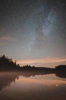 étoiles reflétées dans l'eau photo