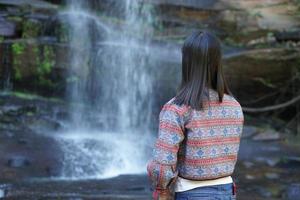 femme touriste sur la montagne regardant la nature photo