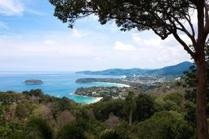 point de vue de kata et karon sur l'île de phuket photo