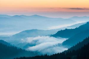 paysage de vallée de montagne brouillard et nuage photo
