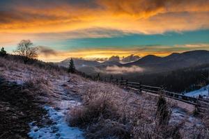 paysage d'hiver fantastique. ciel couvert dramatique. photo