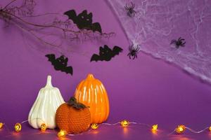 arrière-plans d'halloween de citrouilles blanches, orange et dorées, d'araignées et de chauves-souris noires sur fond violet avec des toiles d'araignées et des paysages terribles. horreur et vacances effrayantes avec espace de copie