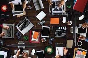 .présentation de l'idée de marketing de démarrage.femme touchant un ordinateur portable numérique.vue de dessus.vertical photo