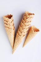 rangée de cornets de crème glacée sur fond blanc