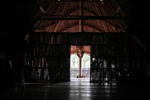 porte de la maison de tai de l'intérieur en bambou, thaïlande. photo