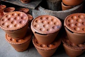 L'ensemble de casseroles kanom krok en argile se vend en magasin, en thaïlande. kamon krok pan en forme de style rétro utilisé pour faire le nom du dessert thaïlandais est kanom krok. photo