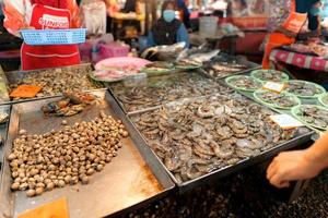 marché aux poissons à krabi, fruits de mer crus dans un marché près de la mer tropicale photo