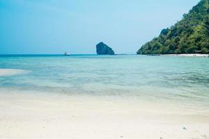 paysages marins et îles tropicales à krabi photo