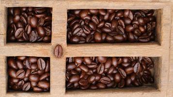 grains de café dans une boîte en bois de teck photo