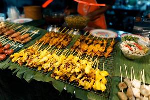 nourriture dans un marché de rue le soir à krabi photo