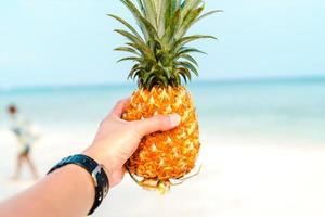 ananas en mer en été fruits rafraîchissants photo