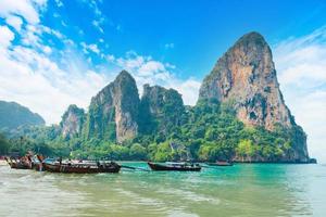 plage de railay, plage et paysages de montagnes rocheuses en été photo