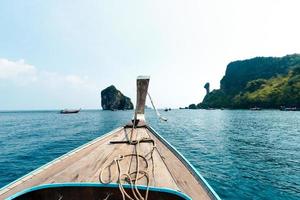 excursions en bateau sur les mers et les îles, voyages en bateau à longue queue photo