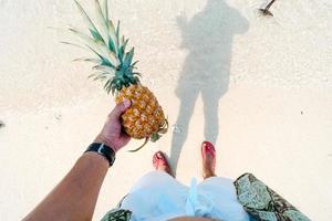 vacances d'été à la plage avec des ananas et des tongs sur la plage photo