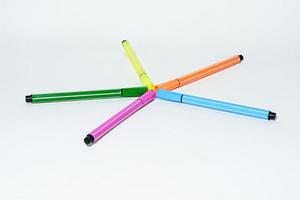 le stylo magique multicolore sur fond blanc. photo