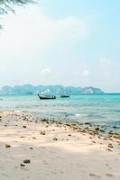 plage sur une île tropicale dans l'après-midi photo