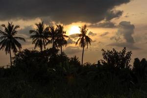 rayon de soleil dans les nuages sombres et le ciel photo