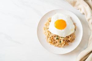 riz sauté au porc et œuf au plat à la japonaise photo