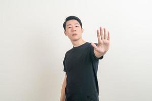 portrait jeune asiatique avec signe de la main d'arrêt photo