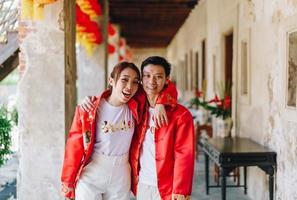 heureux jeune couple asiatique en robes traditionnelles chinoises photo