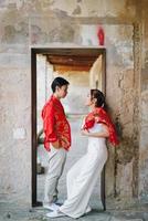 heureux jeune couple asiatique en robes traditionnelles chinoises photo