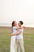 heureux jeune couple asiatique en t-shirt de mariée et de marié photo