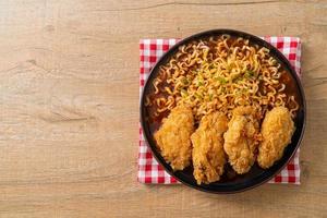 nouilles instantanées coréennes avec poulet frit ou ramyeon de poulet frit photo