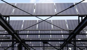 panneaux solaires pour la production d'énergie électrique renouvelable. photo