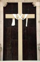 croix de jésus christ pour la célébration du vendredi de la sainte passion. bologne, italie