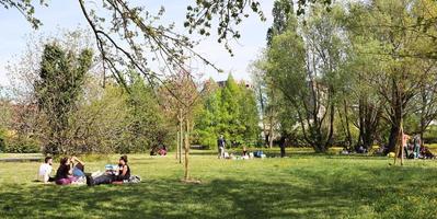 bologne, italie, 18 avril 2022, les gens se détendent sur la pelouse du parc. se reposer ensemble dans le parc après la pandémie. bologne, italie. photo