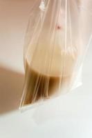 lait de soja, lait de soja dans un sac en plastique photo