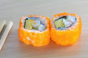 sushis sur la table en bois photo