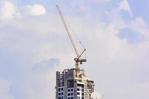 La grue à tour est l'équipement essentiel de la construction. photo