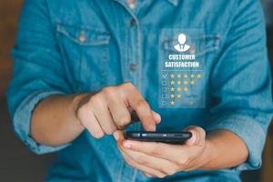 l'utilisateur attribue une note à l'expérience de service sur l'application en ligne, le concept d'enquête de satisfaction des commentaires des clients, le client peut évaluer la qualité du service menant au classement de la réputation de l'entreprise. photo